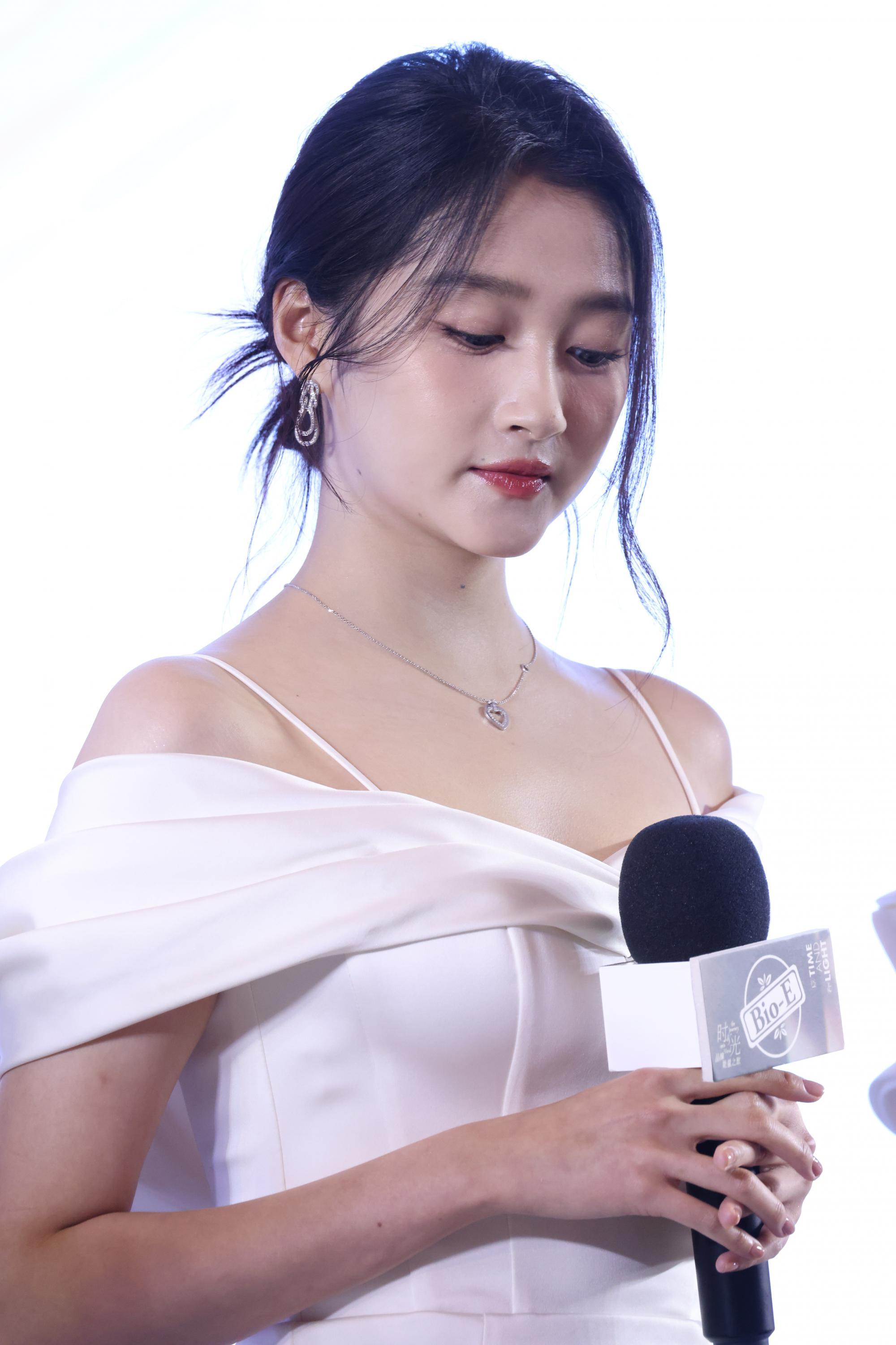 关晓彤现场漏香肩迷人生图照[11]